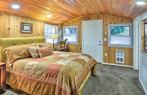 Brookings Cabaña | ‘Country Cottage’ - 3 Mi to Beach + Hiking!