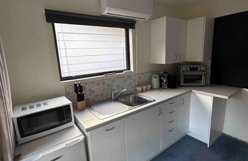 West Melton Cabaña | Country cottage close to airport (pet friendly)