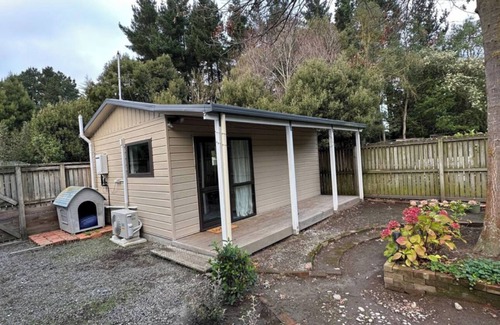 West Melton Cabaña | Country cottage close to airport (pet friendly)