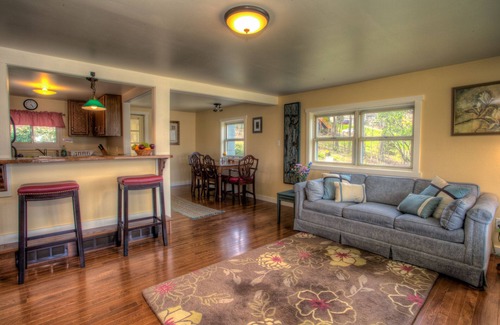 Asheville Cabaña | Country Cottage:Cozy, Clean, Private & Central LOC