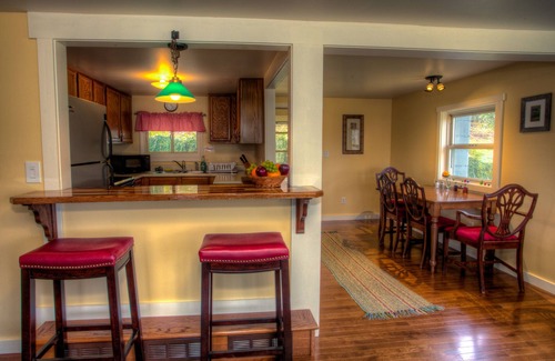 Asheville Cabaña | Country Cottage:Cozy, Clean, Private & Central LOC