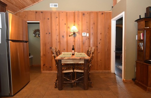 Camdenton Casa | Ubicado dentro de un viñedo de Missouri, se admiten mascotas y kayak gratis