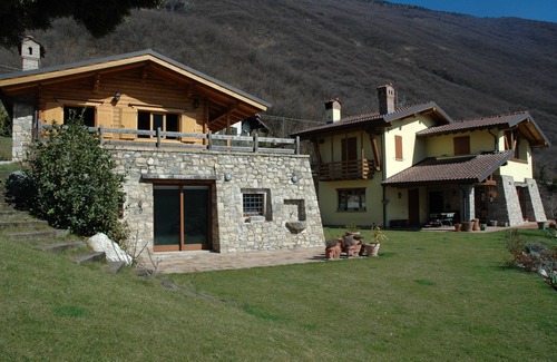 Ranzanico Casa | Country cottage, stone cottage on garden with lake view, apartment.