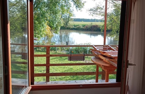 Luche-Pringe Chalet De Esquí | Country cottage with view and access to the Le Loir, next to the greenway