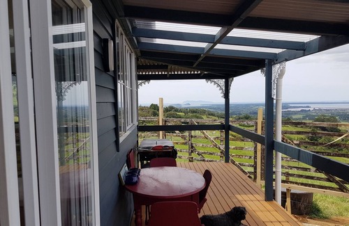 Katikati Cabaña | Country Cottage with stunning view of the Tauranga Harbour and Pacific Ocean.