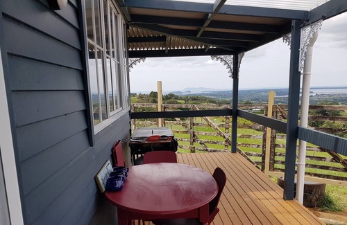 Katikati Cabaña | Country Cottage with stunning view of the Tauranga Harbour and Pacific Ocean.