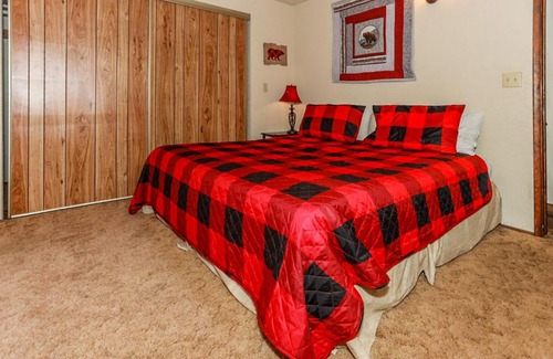 Big Bear Casa | Country Cottage - Wonderful home-feel cabin! Rock Fireplace!