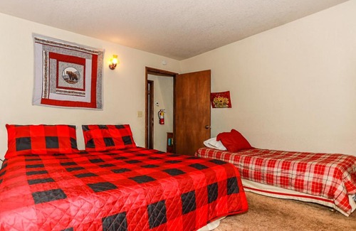 Big Bear Casa | Country Cottage - Wonderful home-feel cabin! Rock Fireplace!