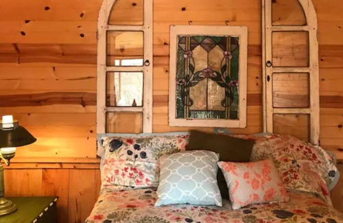 Steelville Casa | Country Cuteness is a suite with Meramec river access to swim, fish or float.
