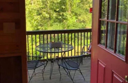 Steelville Casa | Country Cuteness is a suite with Meramec river access to swim, fish or float.