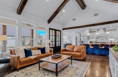 Lindale Casa | Country estate - pool, outdoor kitchen, home theater, game room, porches