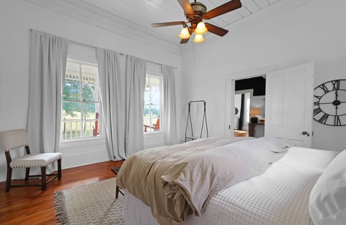 Navasota Otro | Country Farmhouse close to Texas A&M, wedding venues, & wineries!