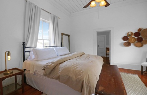 Navasota Otro | Country Farmhouse close to Texas A&M, wedding venues, & wineries!