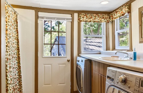 Lenhartsville Casa | Country Farmhouse, Sleeps 14, Hot Tub