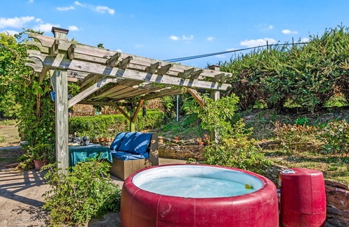 Lenhartsville Casa | Country Farmhouse, Sleeps 14, Hot Tub
