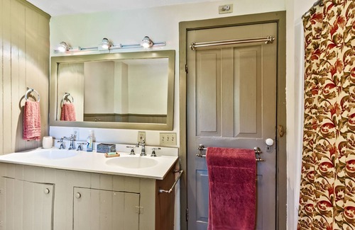 Lenhartsville Casa | Country Farmhouse, Sleeps 14, Hot Tub