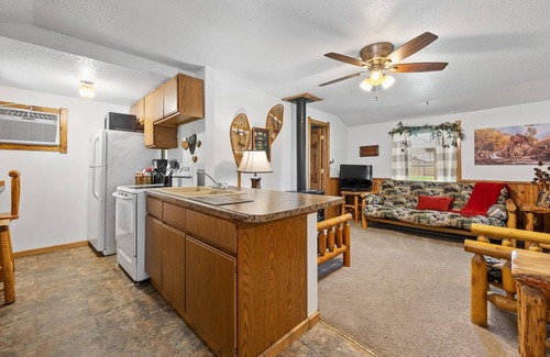 Rapid City Cabina | Country Feel - In Town Appeal Cottage - In Rapid City On Canyon Lake Thirty Minutes from Mt Rushmore