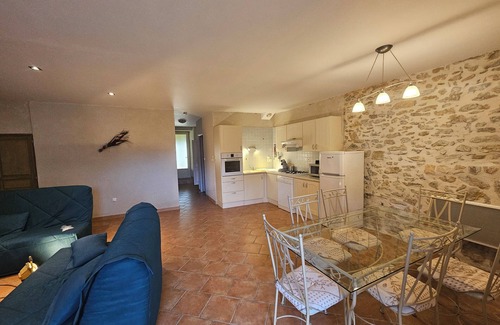 Saint-Paulet-de-Caisson Apartamento | Country gîte in a stone farmhouse, in the countryside with shared swimming pool