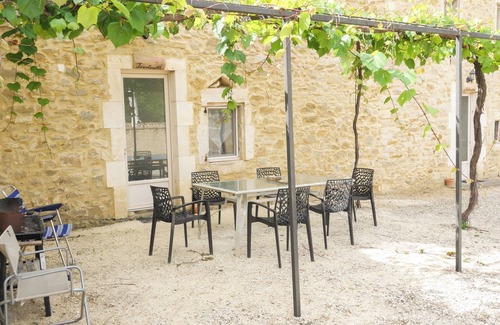 Saint-Paulet-de-Caisson Apartamento | Country gîte in a stone farmhouse, in the countryside with shared swimming pool
