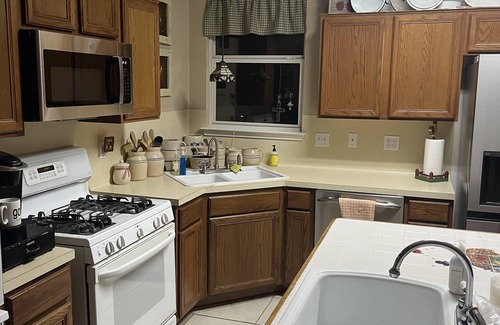 Brenham Casa | Country Getaway - Lazy Rooster