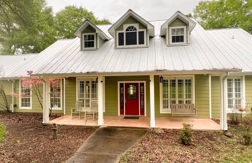 Brenham Casa | Country Getaway - Lazy Rooster