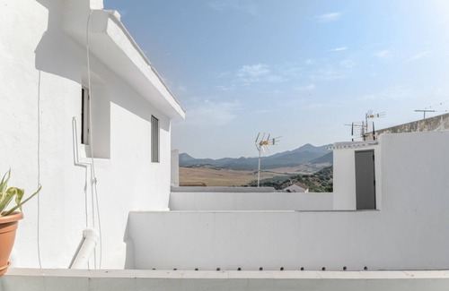 Alcala de los Gazules Casa | Casa Rural 'El Rincón de Hugo' con Vista a la Montaña, Terraza Privada y Aire Acondicionado