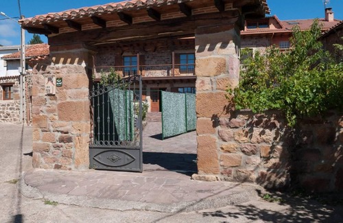 Barruelo de Santullan Casa | Casa rural 'Vielba' con vistas a la montaña, terraza privada y Wi-Fi