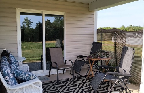 Welcome Casa | Country home , mile from Winery- custom design features, acre of peace & quiet!