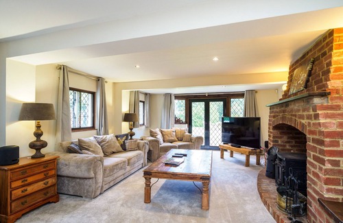 Upper Dicker Casa | Country Home +Tennis Court+ Hot Tub + EV Charger