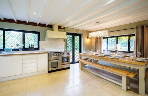 Upper Dicker Casa | Country Home +Tennis Court+ Hot Tub + EV Charger