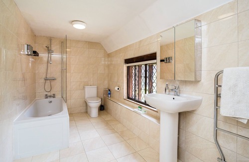 Upper Dicker Casa | Country Home +Tennis Court+ Hot Tub + EV Charger