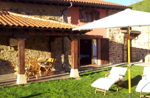 Pineda de la Sierra Casa | Country House 'El Hayedo' with Mountain View, Private Terrace and Wi-Fi