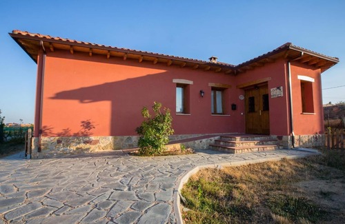 Santovenia de la Valdoncina Casa | Country House 'El Barreal' with Private Pool, Private Garden and Wi-Fi