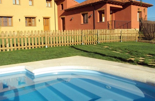 Santovenia de la Valdoncina Casa | Country House 'El Barreal' with Private Pool, Private Garden and Wi-Fi