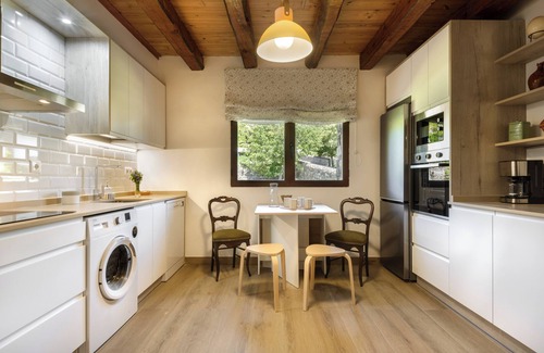 Aragues del Puerto Casa | Casa rural 'Fajinadero Sancho' con vistas a la montaña, jardín privado y Wi-Fi