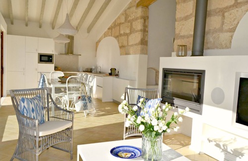 Porreres Villa | Casa rural 'Amazing In Mallorca with Pool' con vistas a la montaña, Wi-Fi y aire acondicionado