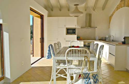 Porreres Villa | Casa rural 'Amazing In Mallorca with Pool' con vistas a la montaña, Wi-Fi y aire acondicionado