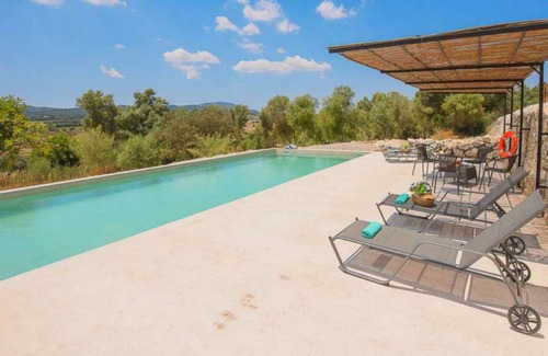 Porreres Villa | Casa rural 'Amazing In Mallorca with Pool' con vistas a la montaña, Wi-Fi y aire acondicionado