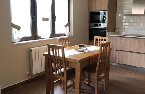 Corao Casa | Casa rural 'Apartamento 2' con vistas a la montaña, jardín privado y Wi-Fi
