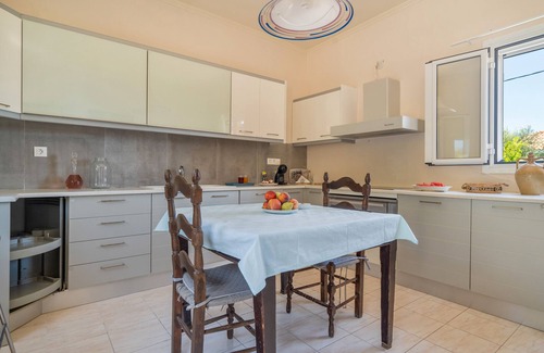 Mantzavinata Casa | Casa rural 'Avra' con terraza privada, Wi-Fi y aire acondicionado