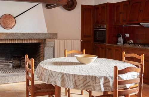Aiguaviva Casa | Casa rural 'Can Vinyes' con piscina privada, terraza privada y Wi-Fi