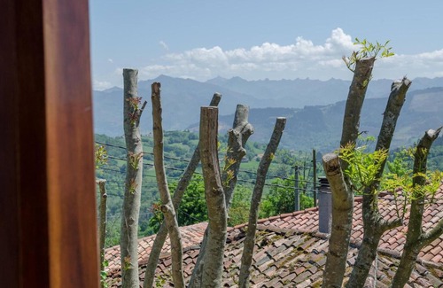Cabranes Casa | Casa rural 'Casa Rosaura' con vistas a la montaña, terraza privada y Wi-Fi