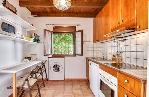 Ojen Villa | Casa rural 'Casa Rural Entre Ojén Y Marbella' con vistas a la montaña, terraza privada y Wi-Fi