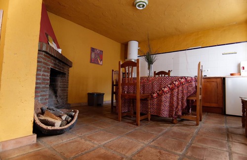 Pujerra Villa | Casa rural 'Casas Rurales El Viejo Castaño 2' con vistas a la montaña y aire acondicionado
