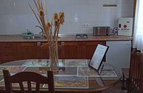 Pujerra Villa | Casa rural 'Casas Rurales El Viejo Castaño 2' con vistas a la montaña y aire acondicionado