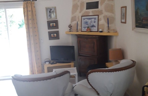 Salernes Cama Y Desayuno | Country house divided into three ground floor apartments