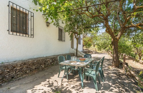 La Zubia Casa | Casa rural 'El Almendro' con vistas a la montaña, piscina compartida y Wi-Fi