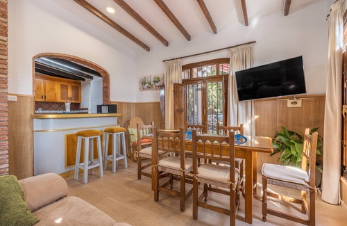 Motril Casa | Casa rural 'El Amanecer' con vistas a la montaña, Wi-Fi y aire acondicionado