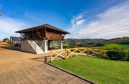 Vegadeo Casa | Casa rural 'El Desvan De Alborada Del Eo' con vistas a la montaña, Wi-Fi y aire acondicionado