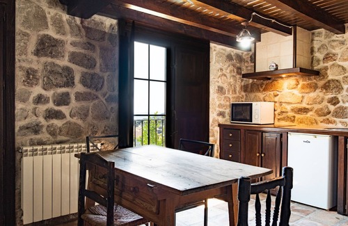 Pedro Bernardo Casa | Casa rural 'El Rincón Del Duende' con vistas a la montaña, Wi-Fi y aire acondicionado